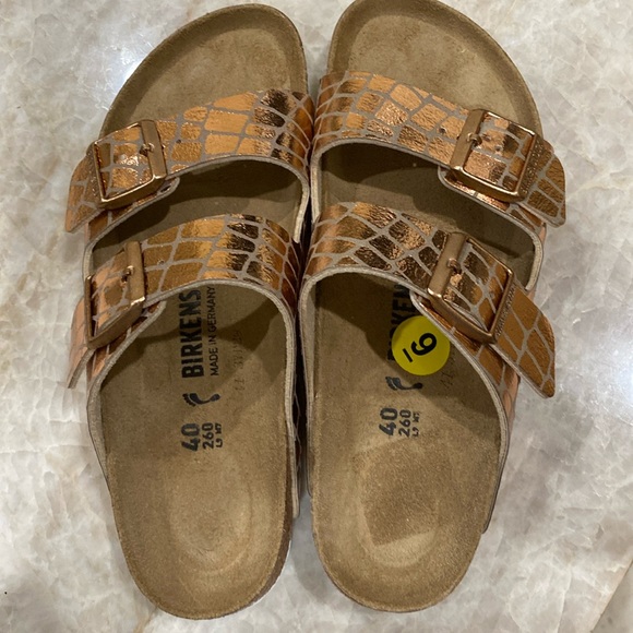 Birkenstock Shoes - NWT Birkenstock Women's Gold Sandals size 39